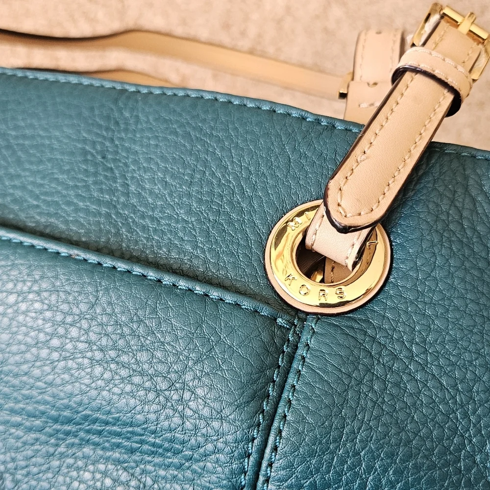 Michael Kors Women Jet Set in Teal Leather Zip Tote Bag with Logo Charm - Picture 3 of 14